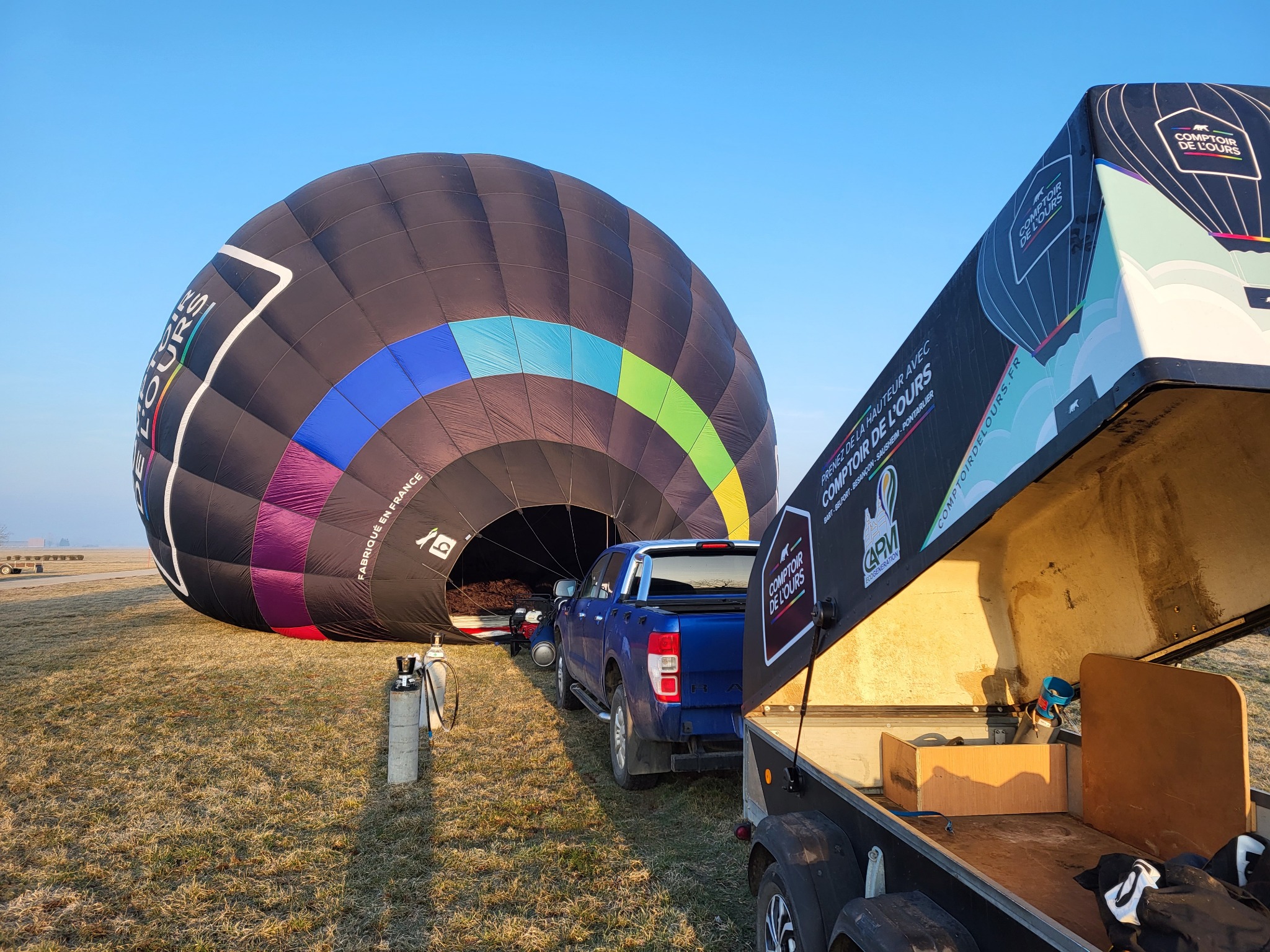 Préparation d’une montgolfière lors d’une couverture événementielle